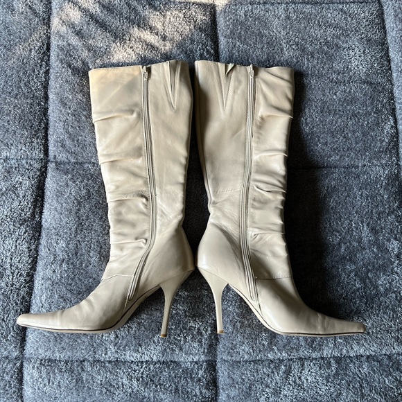 Frederick’s of Hollywood cream zip-up heeled boot, size 7 1/2 - Picture 2 of 6